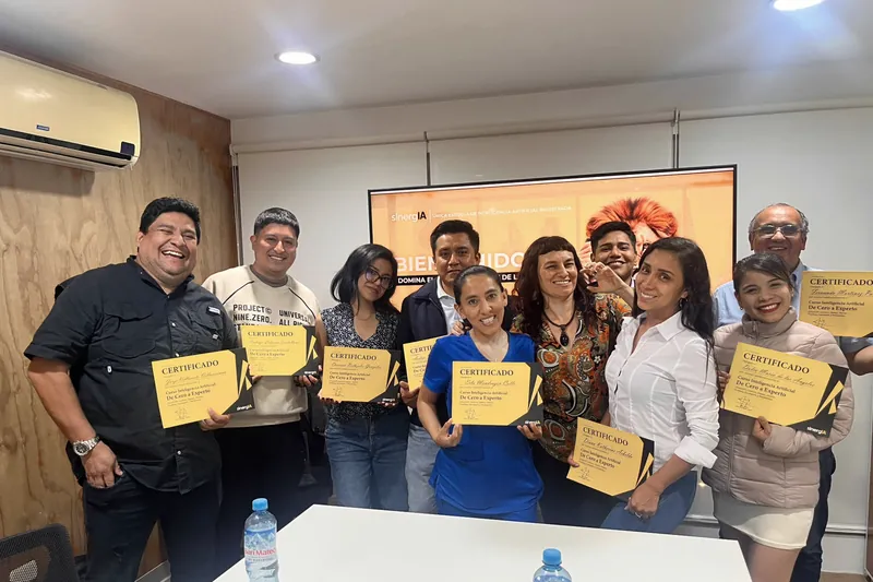 Grupo de participantes con su certificado al cierre de un taller presencial de IA en Lima