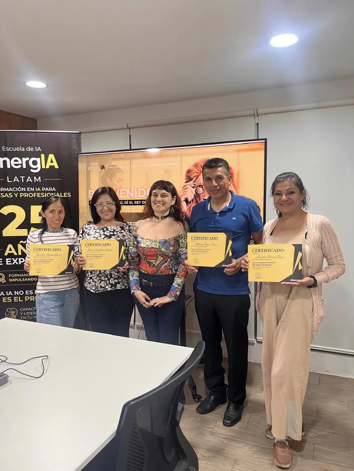 Participantes de un taller presencial de inteligencia artificial en la escuela SinergIA